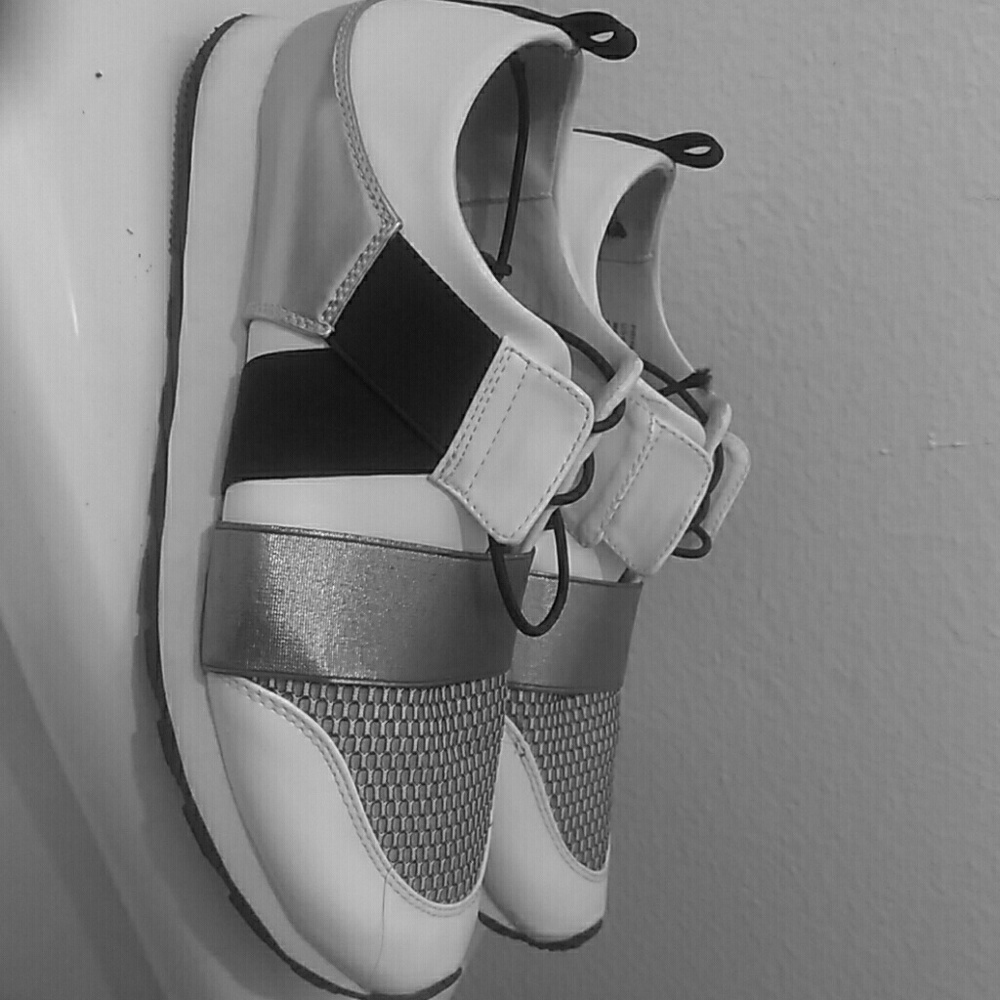 Tennis shoes